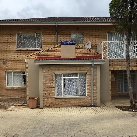 Tropical Paradise Guest House Mbombela Bagian luar foto
